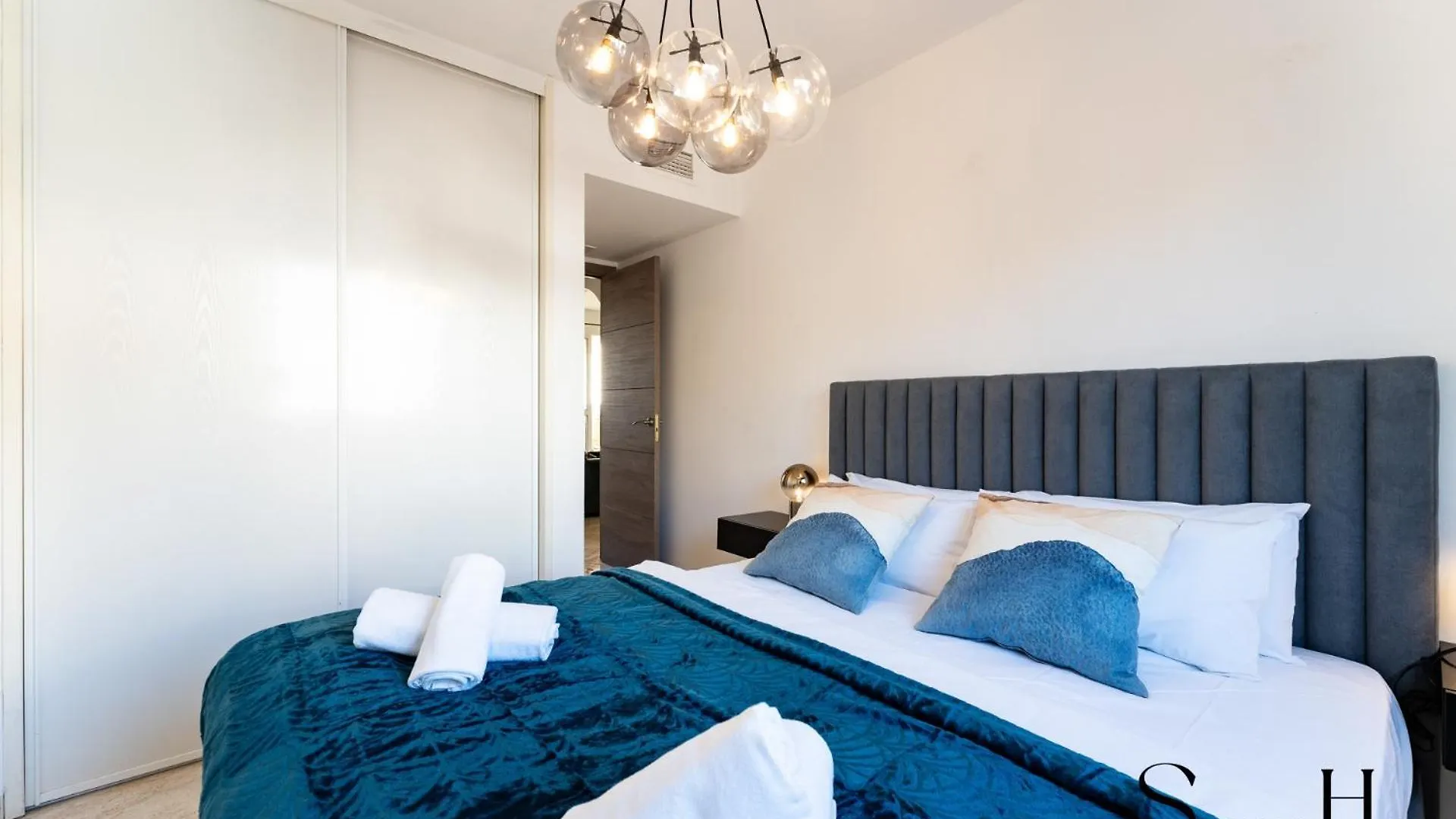 Coastal 2Br Apartment, Parking, Pool Бенальмадена